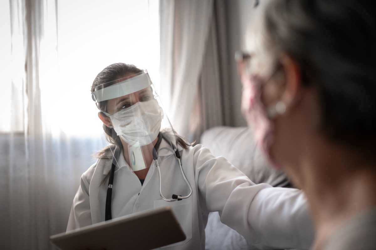 Early Hospital Readmission of Nursing-home Residents and Community‐dwelling Elderly Adults Discharged from the Geriatrics Service of an Urban Teaching Hospital: Patterns and Risk Factors